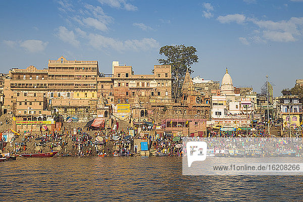 Blick auf Dashashwamedh und Munshi Ghats  Varanasi  Uttar Pradesh  Indien  Asien