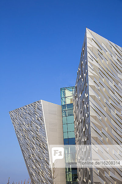 Blick auf das Titanic Belfast Museum  Belfast  Ulster  Nordirland  Vereinigtes Königreich  Europa