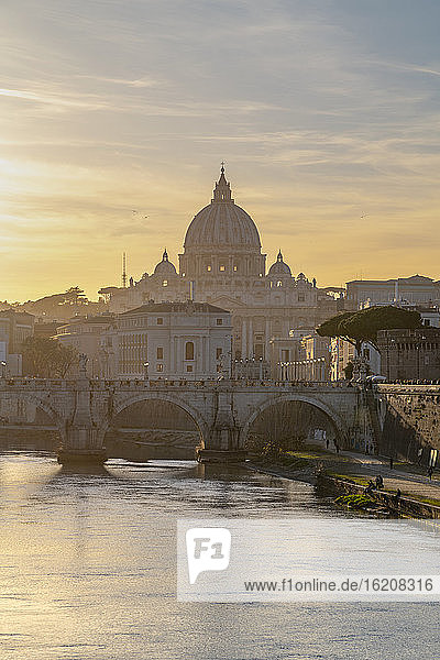 Tiber  Petersdom  UNESCO-Weltkulturerbe  Rom  Latium  Italien  Europa