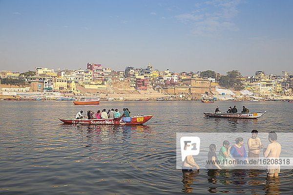Menschen  die im Ganges baden  Varanasi  Uttar Pradesh  Indien  Asien