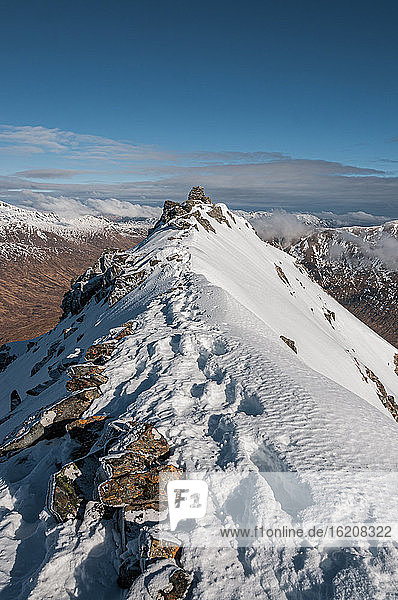 Sgurr a'Bhealaich Dheirg  der höchste und schönste Munro auf dem Brothers Ridge  oberhalb von Glen Shiel  Highlands  Schottland  Vereinigtes Königreich  Europa