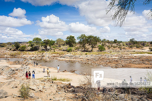 Touristen am Galana-Fluss  Tsavo-Ost-Nationalpark  Kenia  Ostafrika  Afrika