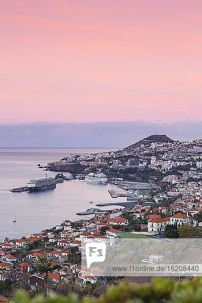 Blick auf Funchal mit Blick auf den Hafen  Funchal  Madeira  Portugal  Atlantik  Europa