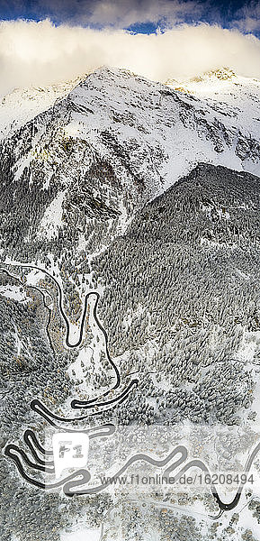Kurven der Malojapassstrasse auf verschneitem Bergrücken  Luftaufnahme  Bergell  Engadin  Kanton Graubünden  Schweiz  Europa