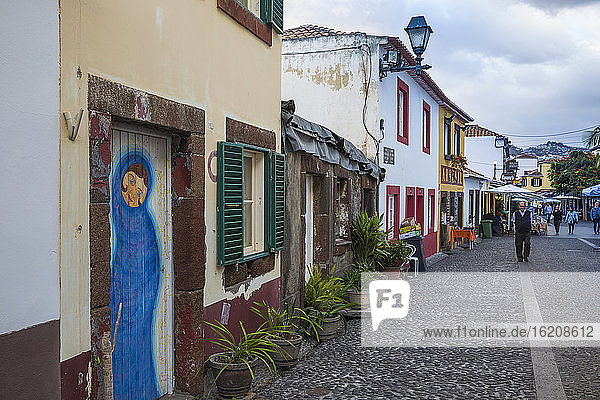 Bemalte Türen in der Rue Da Santa Maria  Funchal  Madeira  Portugal  Atlantik  Europa