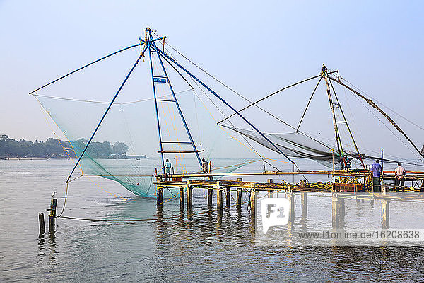 Chinesische Fischernetze  Insel Vipin  Cochin (Kochi)  Kerala  Indien  Asien