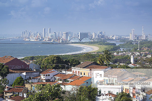 Olinda das historische Zentrum  UNESCO-Weltkulturerbe Siite  mit der Stadt Recife in der Ferne  Pernambuco  Brasilien  Südamerika