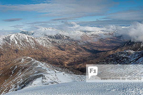 Ein Blick auf Fionngleann im Winter von Brothers Ridge in Kintail mit den Hügeln von Wester Ross in der Ferne  Highlands  Schottland  Grossbritannien  Europa