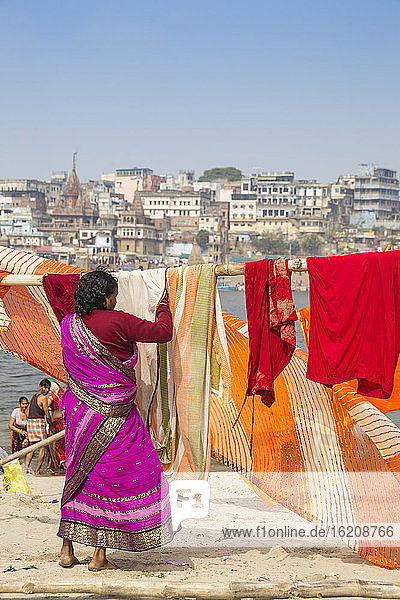 Aufhängen von Wäsche am Ufer des Ganges  Varanasi  Uttar Pradesh  Indien  Asien