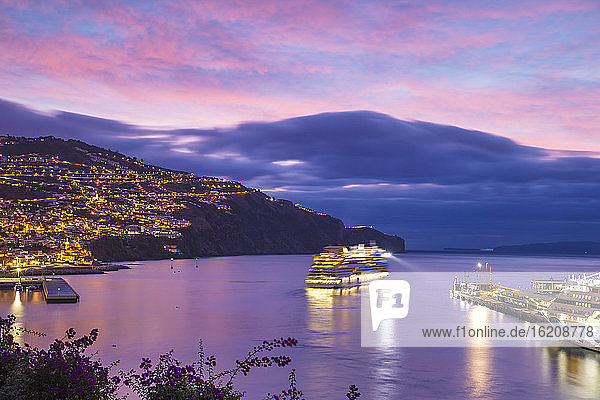Kreuzfahrtschiff läuft bei Sonnenaufgang in den Hafen von Funchal ein  Funchal  Madeira  Portugal  Atlantik  Europa