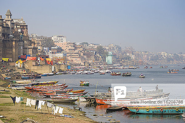 Waschen und Trocknen am Ufer des Ganges  Varanasi  Uttar Pradesh  Indien  Asien