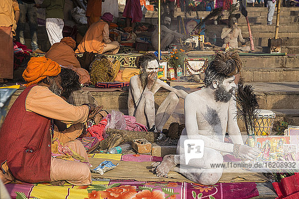 Hindu holy men  Dashashwamedh Ghat  the main ghat on the Ganges River  Varanasi  Uttar Pradesh  India  Asia