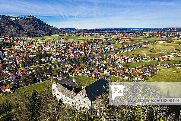 Deutschland  Marquartstein  Bayern  Luftaufnahme der Burg Marquartstein und des umliegenden Dorfes im Sommer