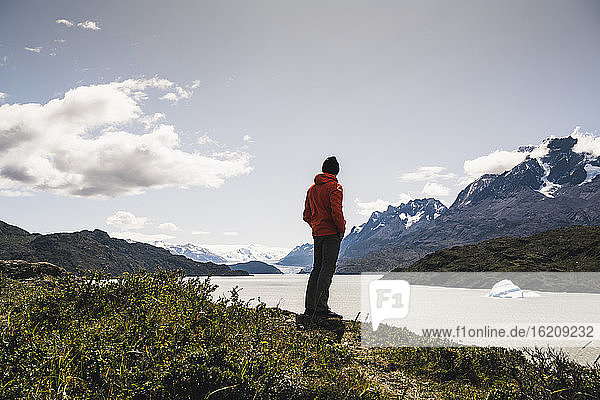 Mann steht und bewundert den Blick auf den Grey Glacier im Torres Del Paine National Park  Patagonien  Chile  Südamerika