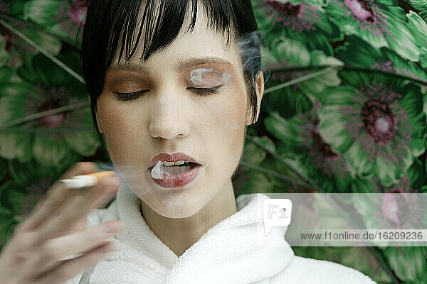 Junge Frau beim Rauchen  Porträt