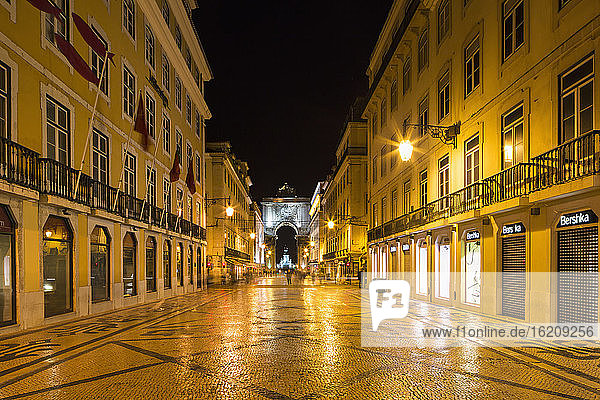 Portugal  Lisbon  View of Rua Augusta with shopping mall and Triumphal arch at night