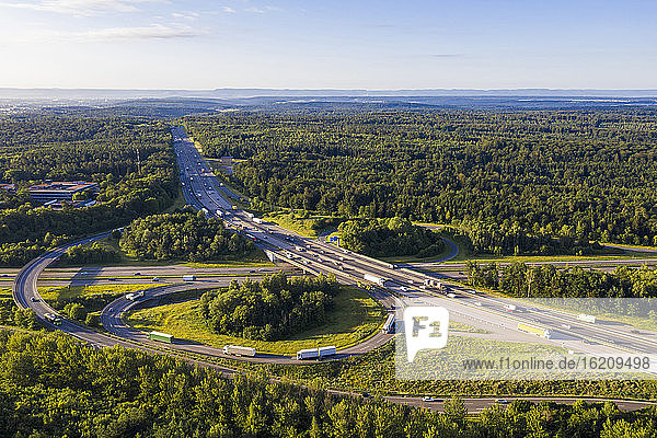 Deutschland  Baden-Württemberg  Stuttgart  Luftaufnahme des Verkehrs auf der Autobahn A8