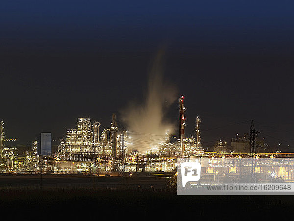 Spanien  Tarragona  Ölraffinerie bei Nacht