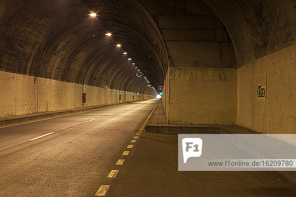 Portugal  Leerer Tunnel durch den Berg Pico dos Barcelos