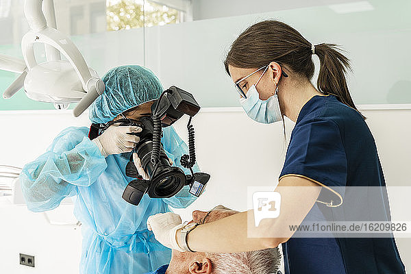 Ärztin und Krankenschwester mit Patientin in der Zahnklinik