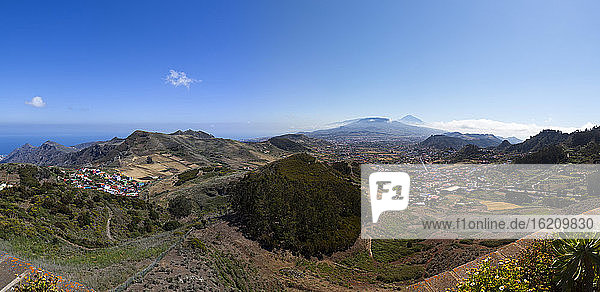 Spanien  Blick auf ein Dorf im Anaga-Gebirge