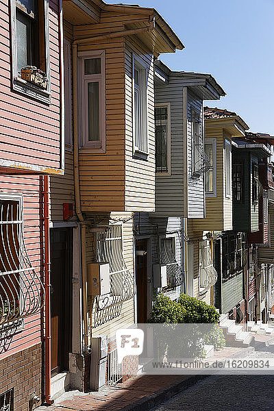 Türkei  Istanbul  Holzhäuser mit Erker
