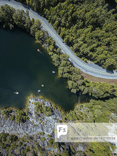 Luftaufnahme des Montferran-Sees im Bergpark Ruskeala
