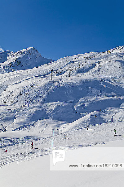 Schweiz  Carmenna  Menschen beim Skifahren im Schnee  Sessellift im Hintergrund