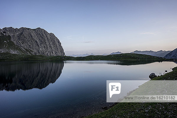 Der Kogelsee am Abend  Tirol  Österreich
