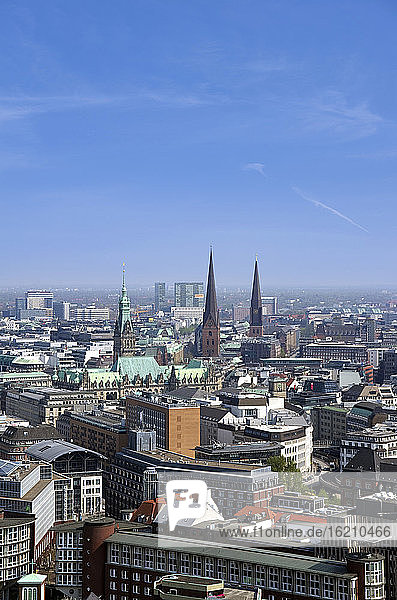 Deutschland  Hamburg  Blick auf Skyline mit Kirchen