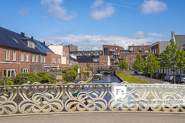 Niederlande  Südholland  Oegstgeest  Geländer einer Brücke  die über einen Stadtkanal führt  mit Häusern im Hintergrund