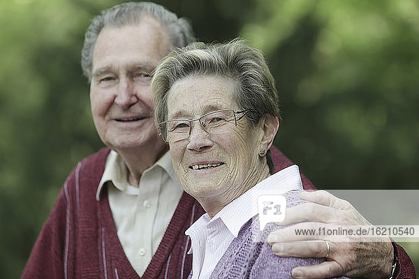 Deutschland  Köln  Portrait eines älteren Paares im Park  lächelnd