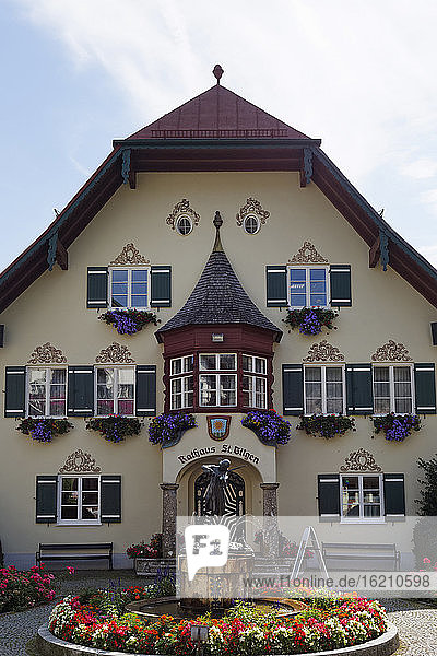 Austria  Salzkammergut  Mozart fountain at St. Gilgen