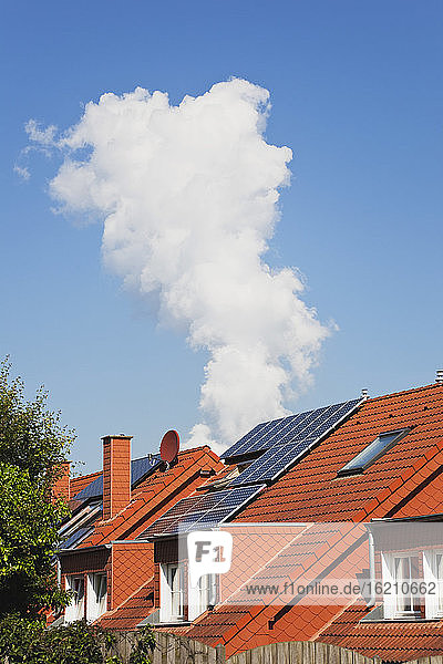 Deutschland  Nordrhein-Westfalen  Solarmodule auf Wohngebäuden