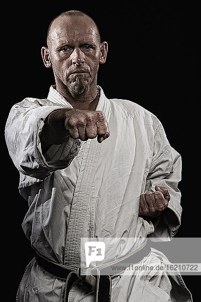 Deutschland  Bayern  Älterer Mann beim Karate  Porträt