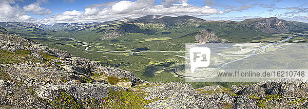 Schweden  Lappland  Blick auf das Rapa-Tal mit Nammasj und Skierffe-Felsen im Sarek-Nationalpark