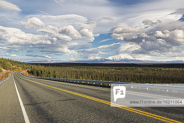 USA  Alaska  Blick auf Mount Sanford und Mount Drum