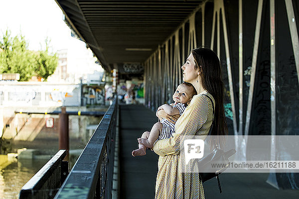 Mutter mit ihrem Baby auf einer Brücke