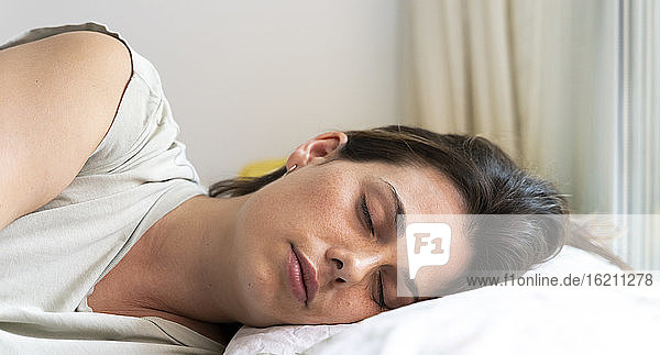 Schlafende Frau im Schlafzimmer