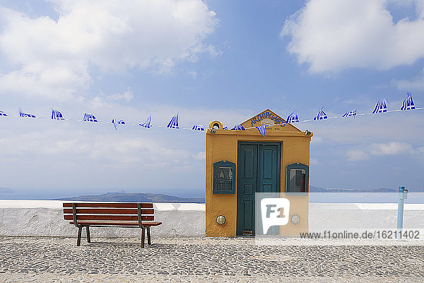 Griechenland  Fira  Eingangstor und Bank auf Santorin