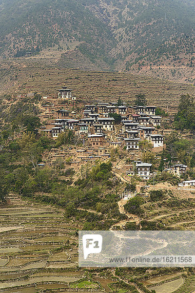 Bhutan  Blick auf ein altes indisches Dorf in der Nähe von Wangdue