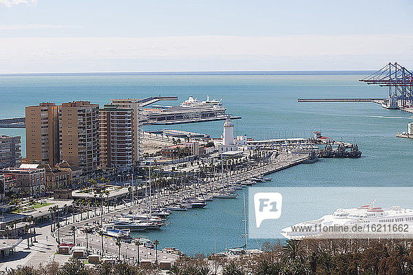 Spanien  Malaga  Blick auf ein Kreuzfahrtschiff im Hafen