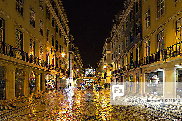 Portugal  Lissabon  Blick auf die Rua Augusta mit Einkaufszentrum und Triumphbogen bei Nacht