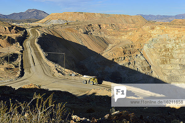 USA  Nevada  Lkw fährt durch Kupfermine