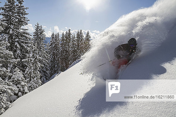 Österreich  Tirol  Mittlerer Erwachsener Mann beim Skifahren im Schnee in Kitzbühel