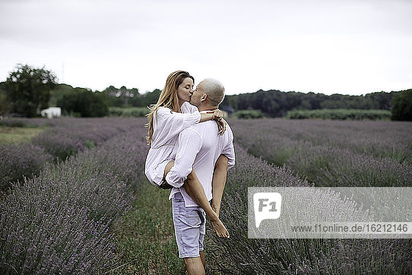 Verliebtes Paar auf Lavendelfeld