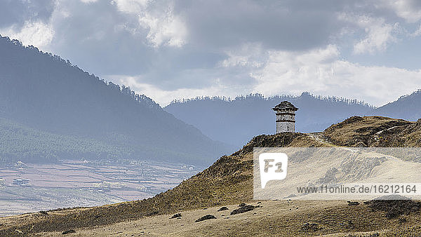 Bhutan  Blick auf Wanderweg und Stupa im Phobjika-Tal