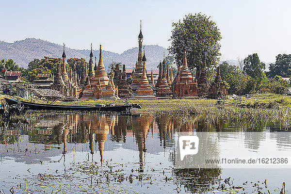 Myanmar  Shan-Staat  Samkar  Stupas der Taw Mwe Khaung Pagode mit Spiegelung im angrenzenden See