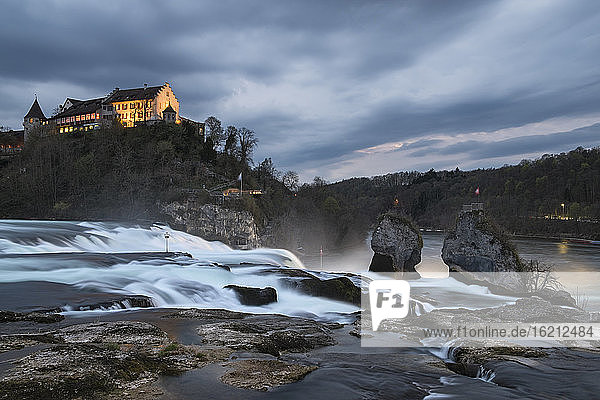 Schweiz  Schaffhausen  Blick auf Wasserfall in der Abenddämmerung