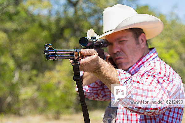 Texas  Cowboy schießt Jagdgewehr  Nahaufnahme